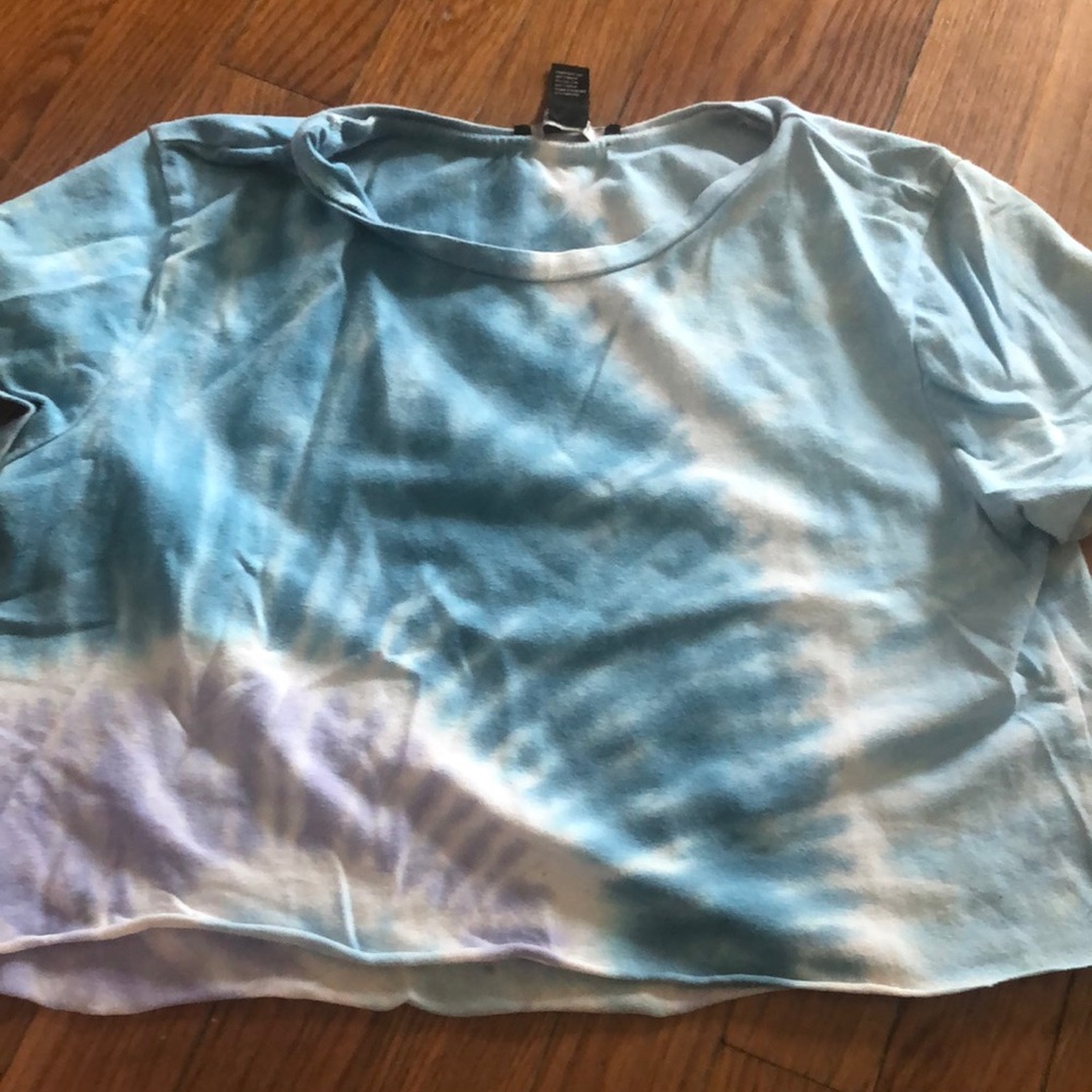 Cropped blue tie dye t-shirt